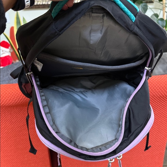 North Face Recon backpack women’s in pre-loved and well care for condition - Picture 8 of 9
